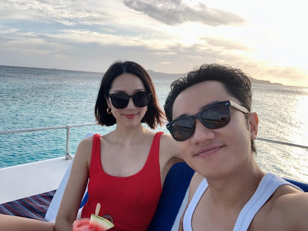 王祖蓝李亚男跳双人舞，站沙发上被嘲笑身高！他霸气回应