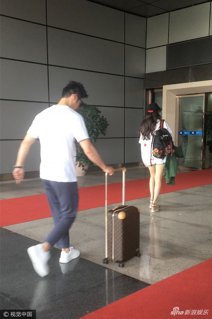 与李晨现身机场！范冰冰罕见露大腿 网友评论：仍显粗