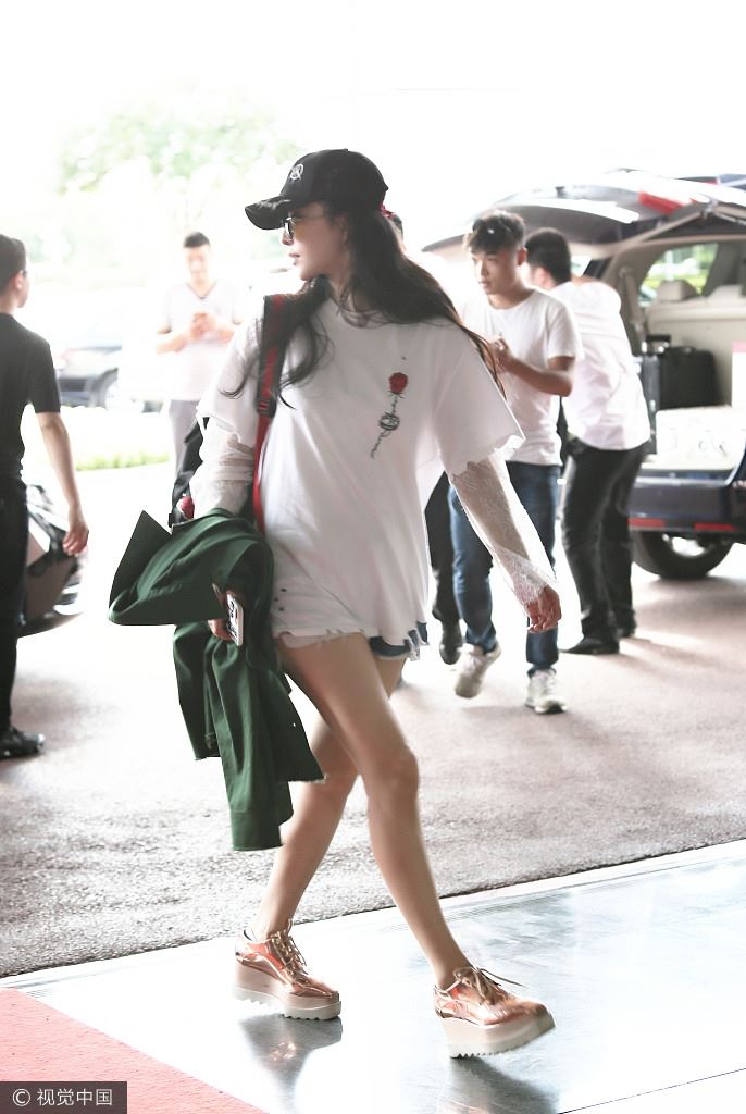 与李晨现身机场！范冰冰罕见露大腿 网友评论：仍显粗