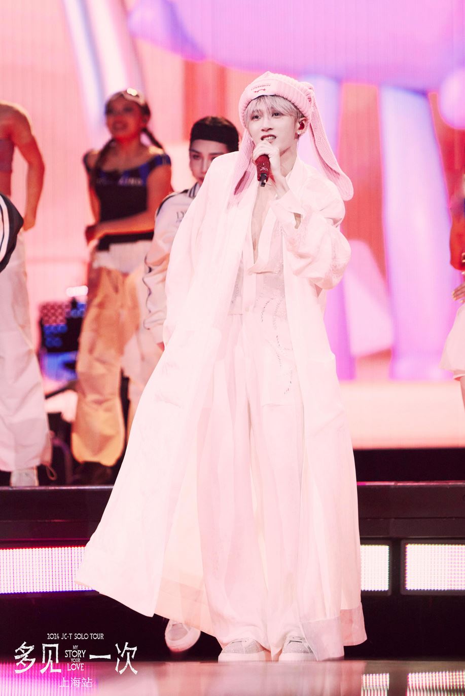 檀健次办首场演唱会❗粉丝狂喊脱掉🤣