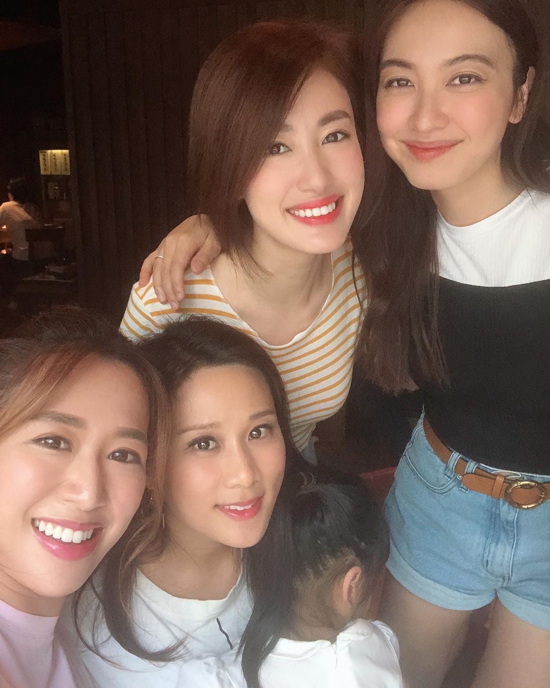 姐妹们为朱千雪庆生,她感叹:今年蛋糕可以切到底!