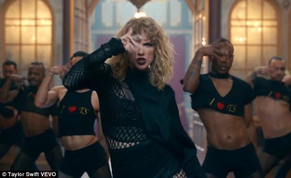 「我最喜欢把背叛我的渣男写进歌里」taylor swift幽默自嘲的4大经典时刻！