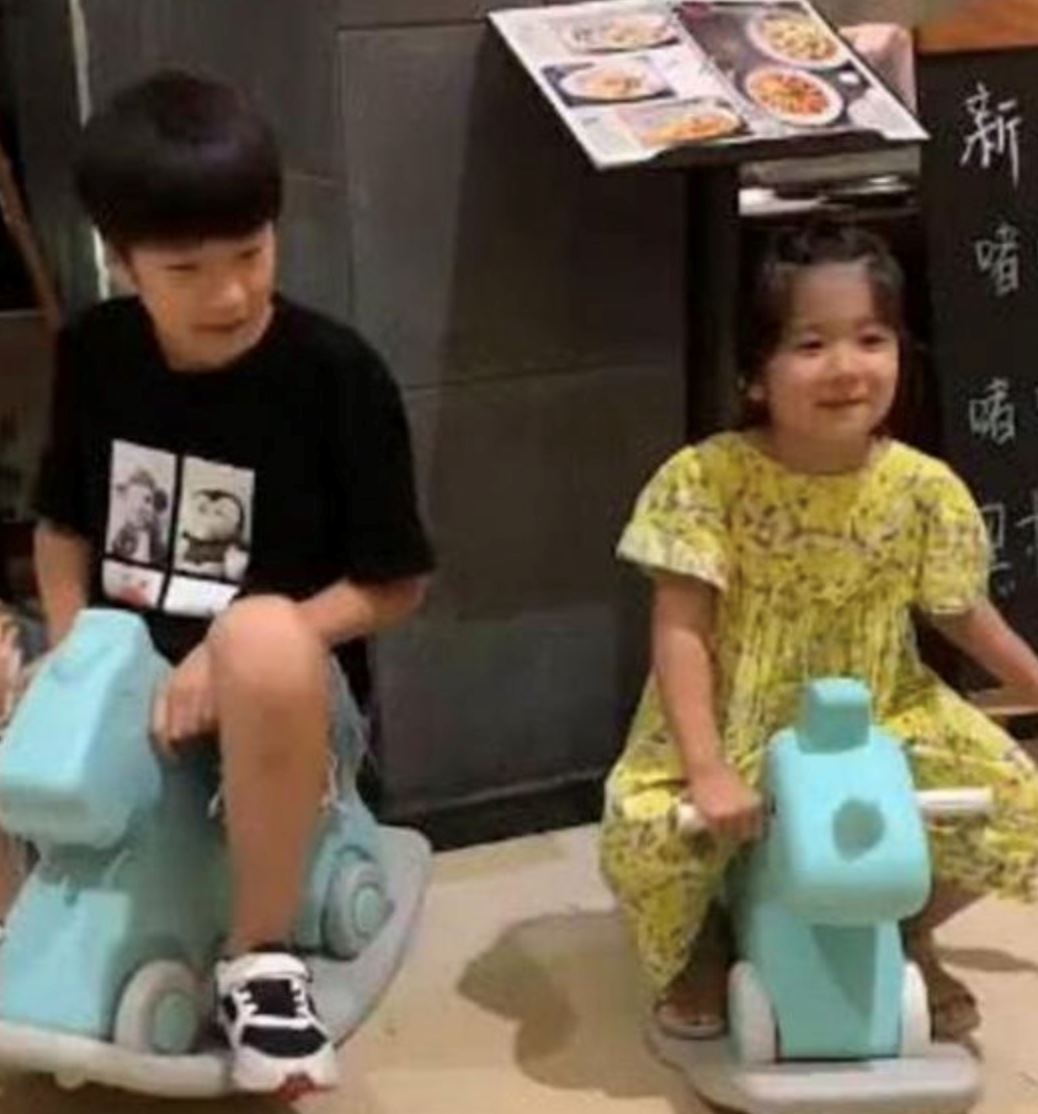 张亮女儿新照曝光！ 跟哥哥完全一个样！网友：戴假发的天天？&nbsp;
