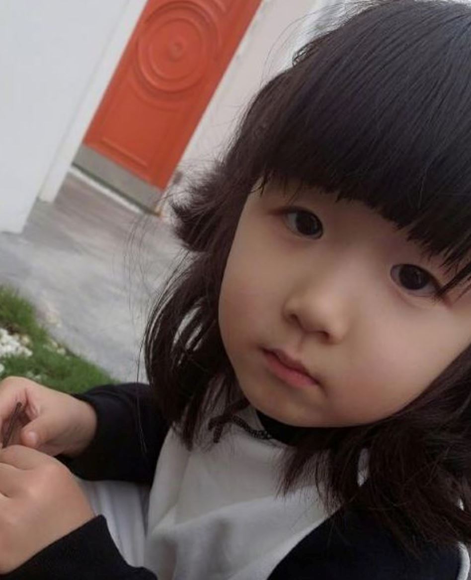 张亮女儿新照曝光！ 跟哥哥完全一个样！网友：戴假发的天天？&nbsp;