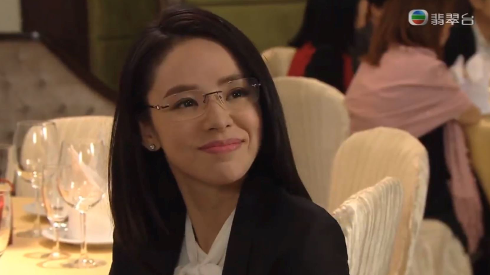 《金宵大厦》谭凯琪「眼镜娘」look被推爆！盘点tvb最靓眼镜娘