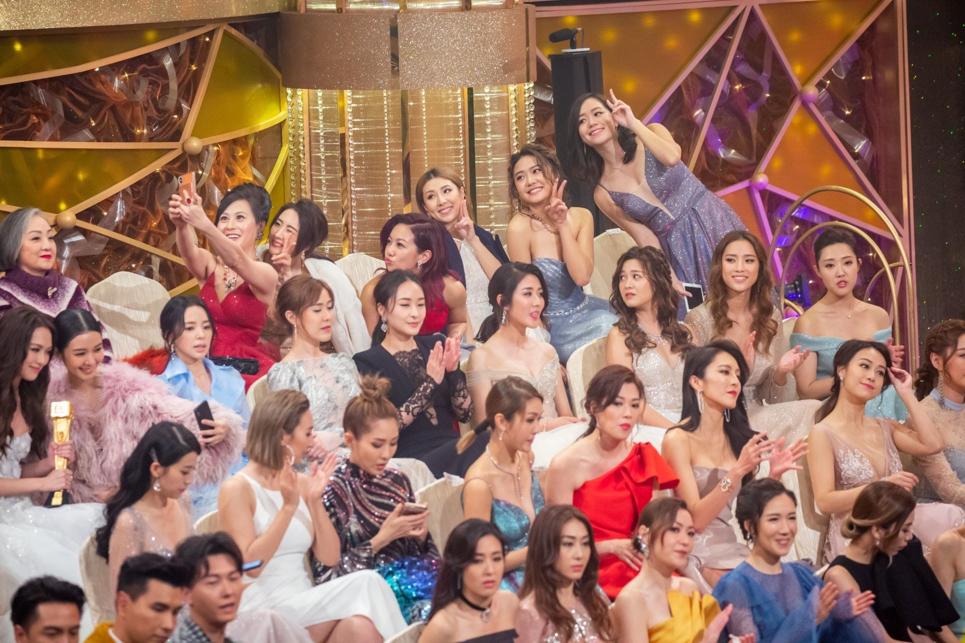 【万千星辉颁奖礼】镜头后的7大精彩画面！李佳芯拿奖后狂哭