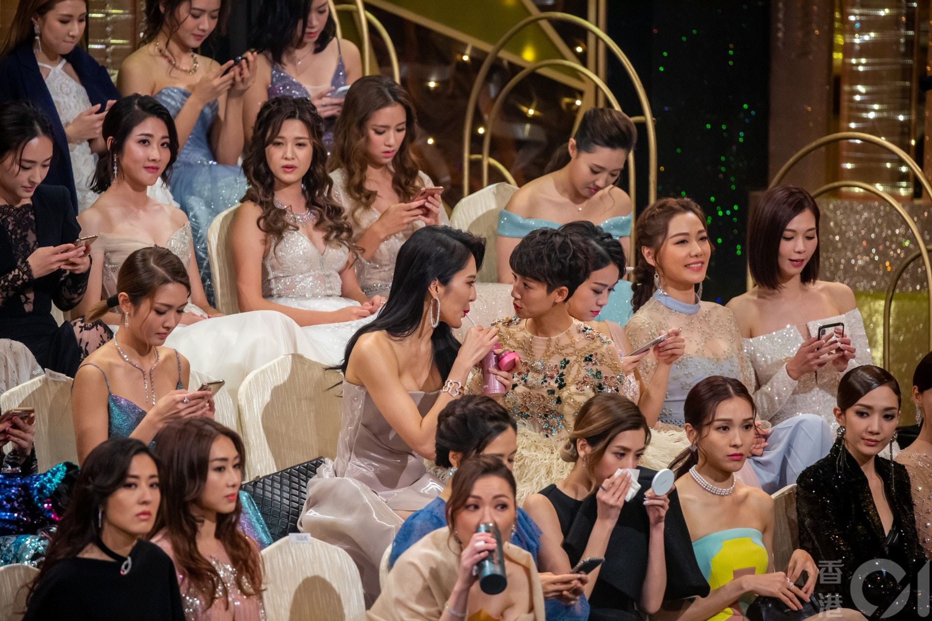 【万千星辉颁奖礼】镜头后的7大精彩画面！李佳芯拿奖后狂哭