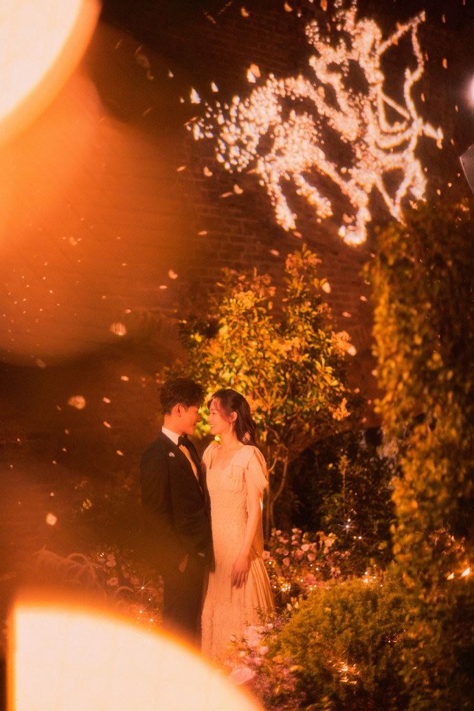 迎宾晚宴照曝光！唐嫣、罗晋甜蜜共舞如骑士与公主