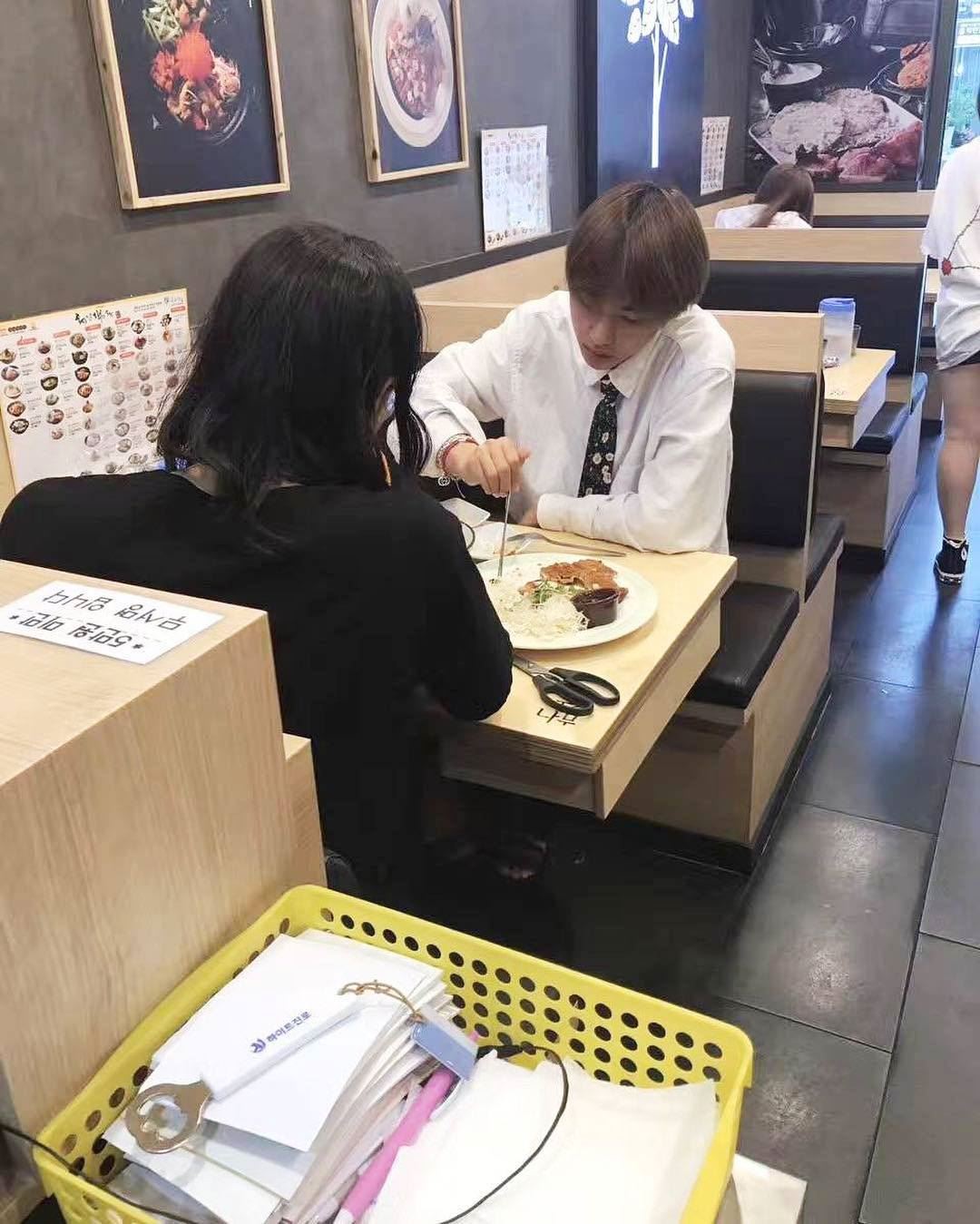 bts v 竟被抓包和长发女子用餐！粉丝开始人搜：没想到是她