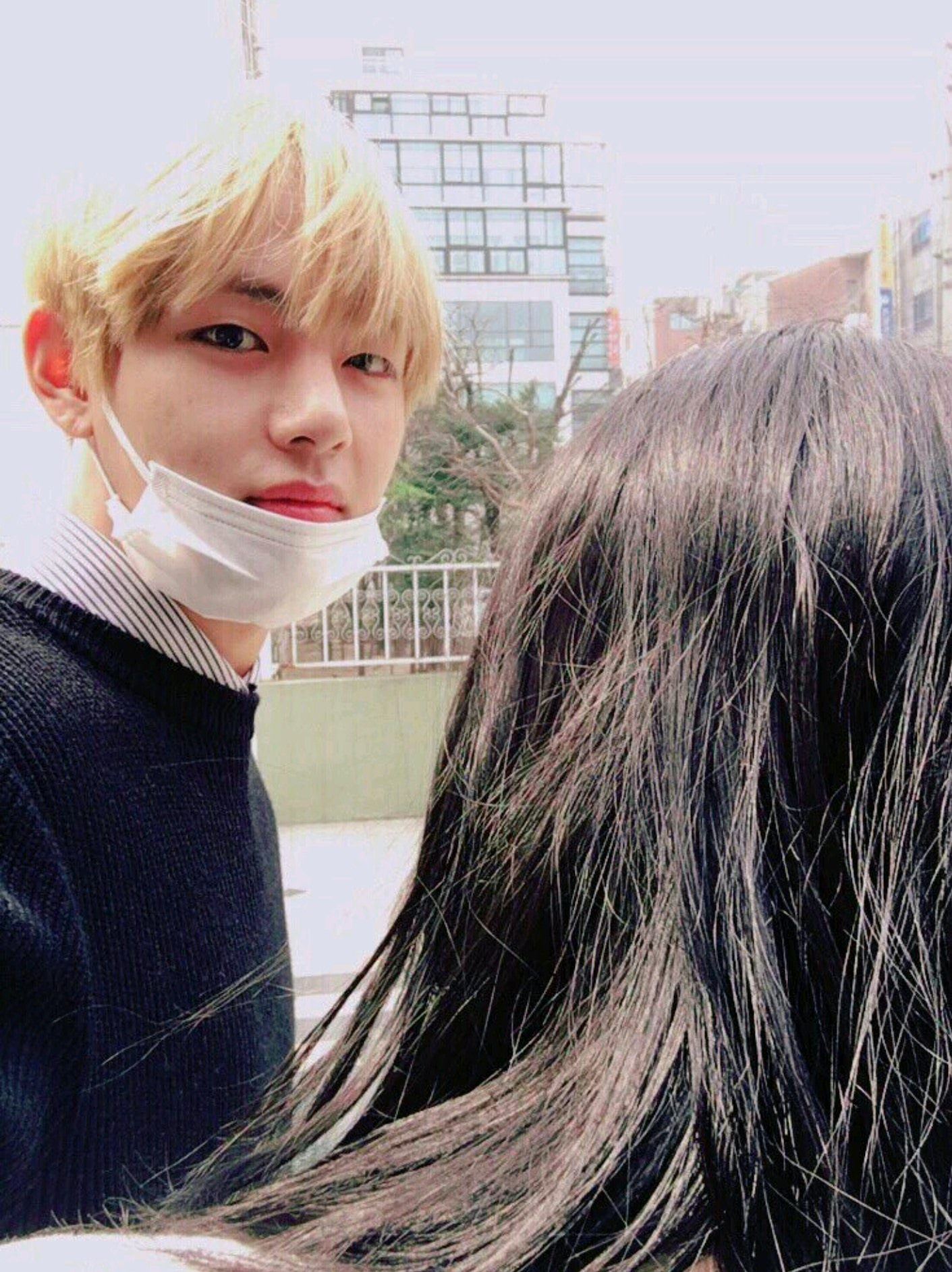 bts v 竟被抓包和长发女子用餐！粉丝开始人搜：没想到是她