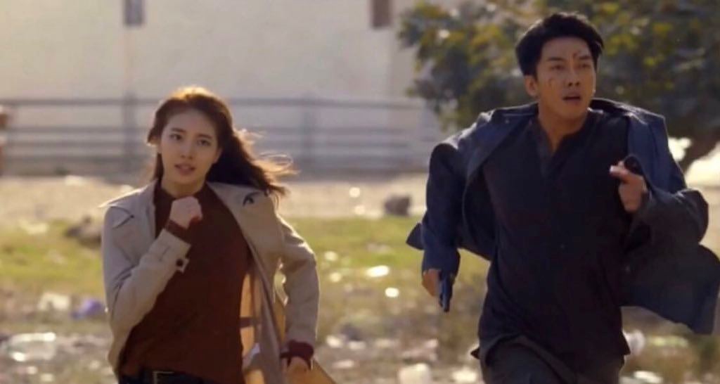 和《太阳的后裔》有得比!秀智新剧驾驶吉普车好霸气!