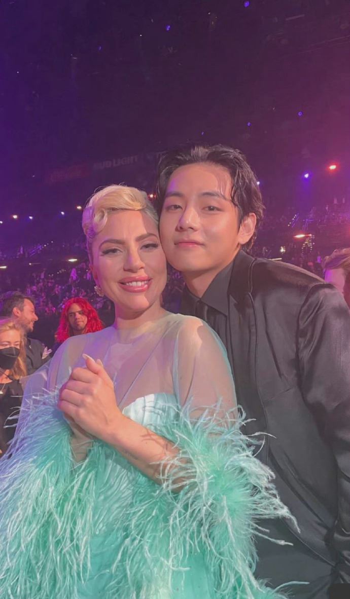 【多图】bts 金泰亨晒和lady gaga合照❗️网友惊喜：泰泰追星成功啦❤️