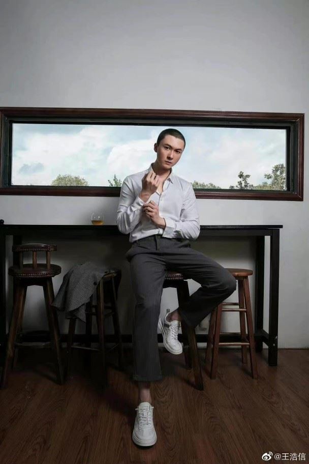 ✂️王浩信换新造型呀❗️秀出平头照：送给自己的一份礼物🎁