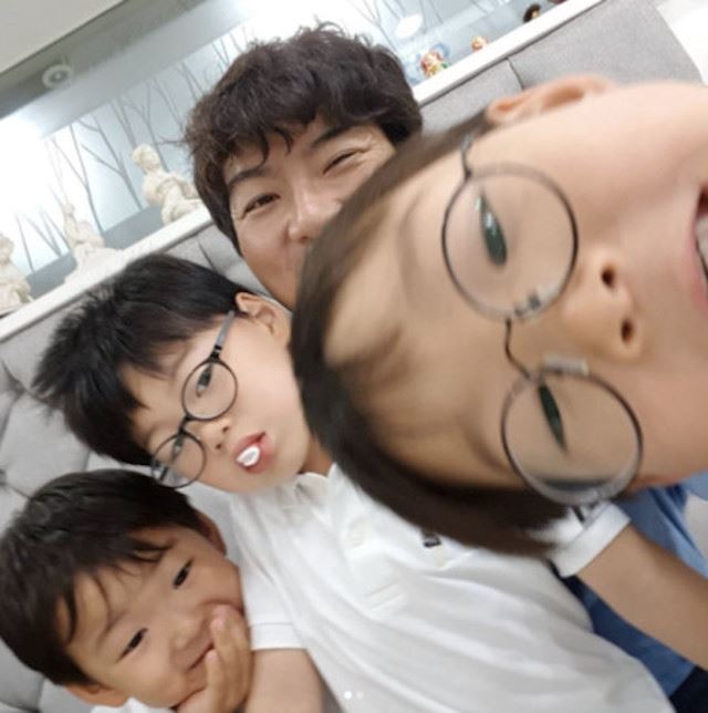 5岁万岁视力也变差了!宋一国泪po:他要戴眼镜