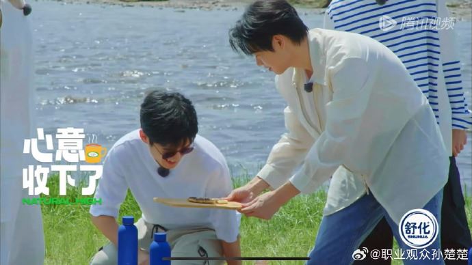 在陆综《现在就出发》里魏大勋把饼烤焦了❗沈腾开玩笑称不爱吃巧克力🤣