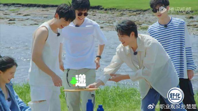 在陆综《现在就出发》里魏大勋把饼烤焦了❗沈腾开玩笑称不爱吃巧克力🤣