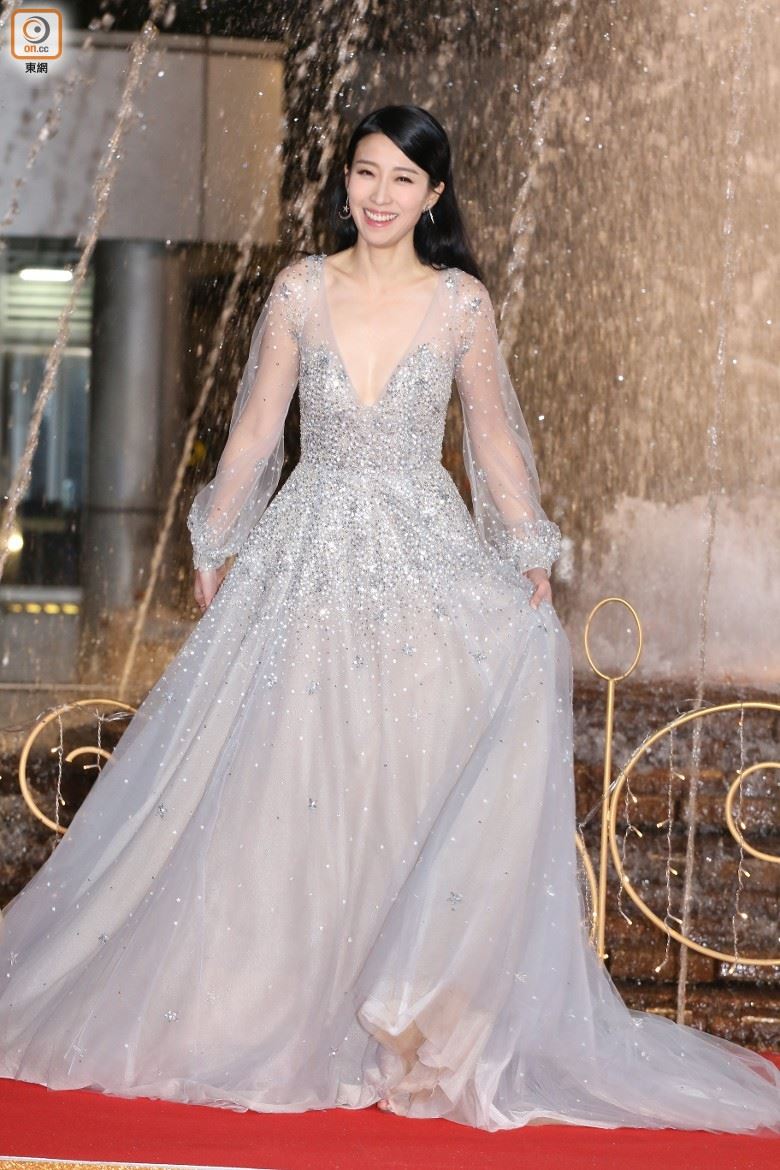 2018万千星辉颁奖典礼红地毯一览！黄心颖姚子羚真空pk性感