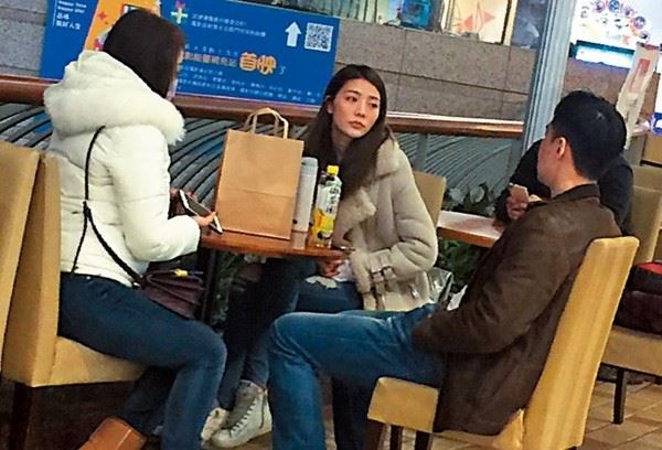 selina前夫被爆新恋情！被拍到和性感女星看电影