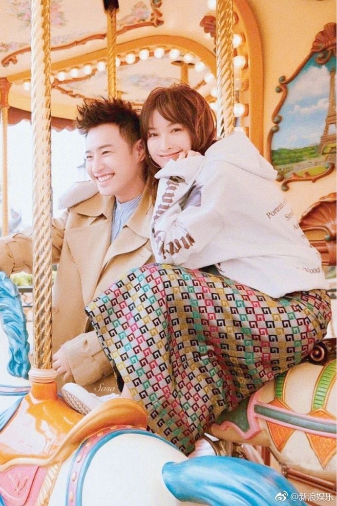 无尾熊夫妇合体！吴昕潘玮柏拍情侣封面又搂又抱超甜