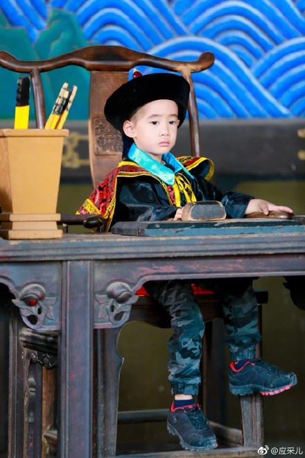 jasper穿官服超像陈小春aka韦小宝！应采儿：怎么看都像