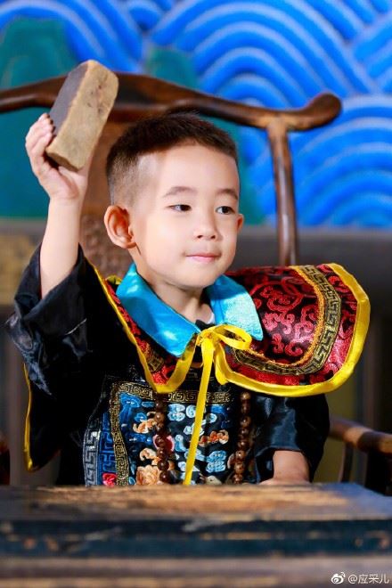 jasper穿官服超像陈小春aka韦小宝！应采儿：怎么看都像