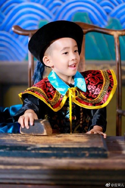 jasper穿官服超像陈小春aka韦小宝！应采儿：怎么看都像