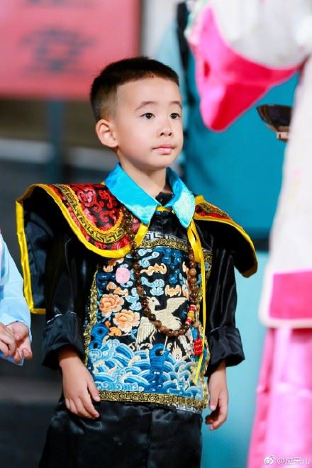 jasper穿官服超像陈小春aka韦小宝！应采儿：怎么看都像