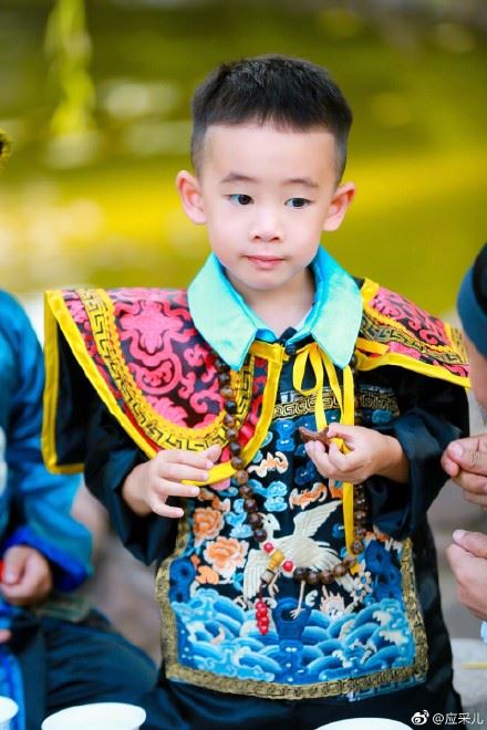 jasper穿官服超像陈小春aka韦小宝！应采儿：怎么看都像