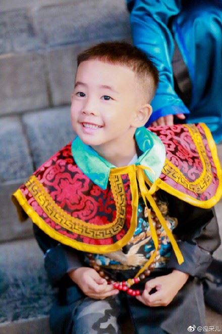 jasper穿官服超像陈小春aka韦小宝！应采儿：怎么看都像