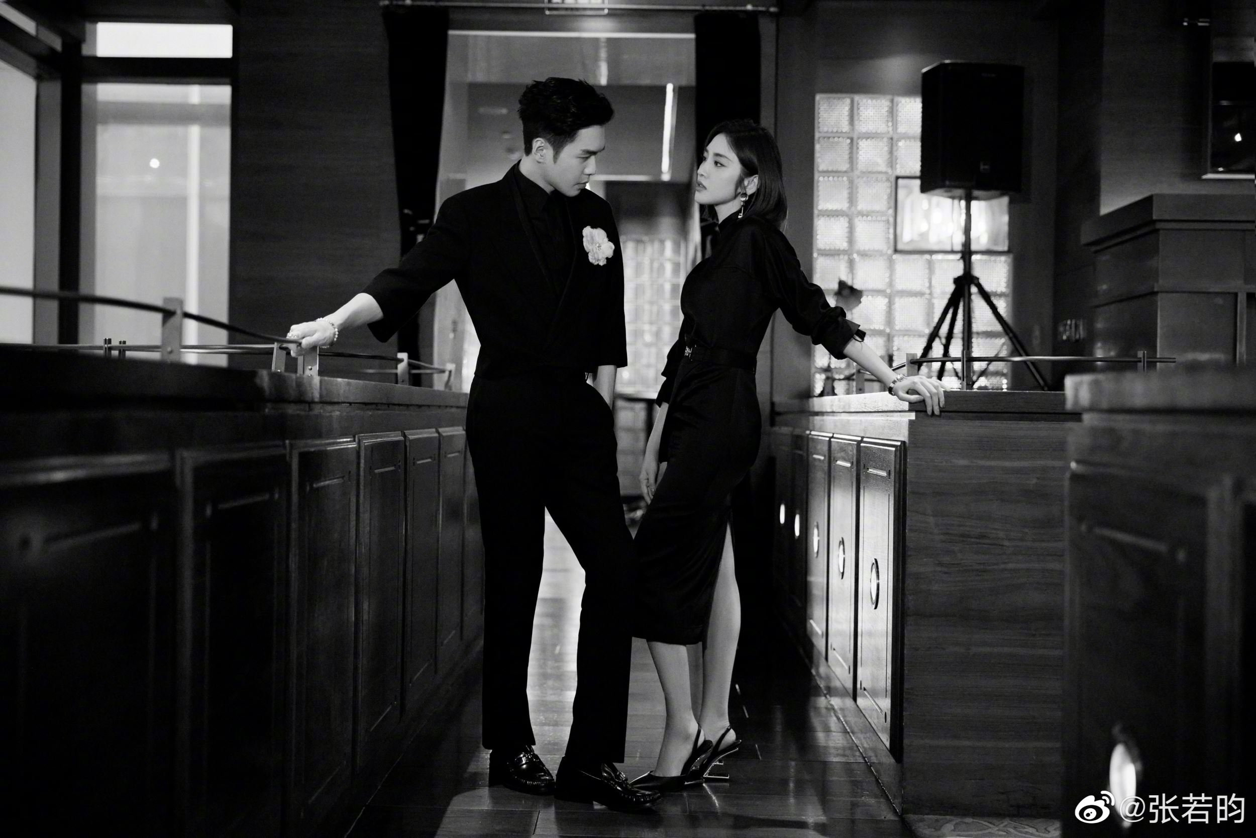 ✨张若昀唐艺昕合体出席活动🥰夫妻同框照好甜🐜🐜🐜