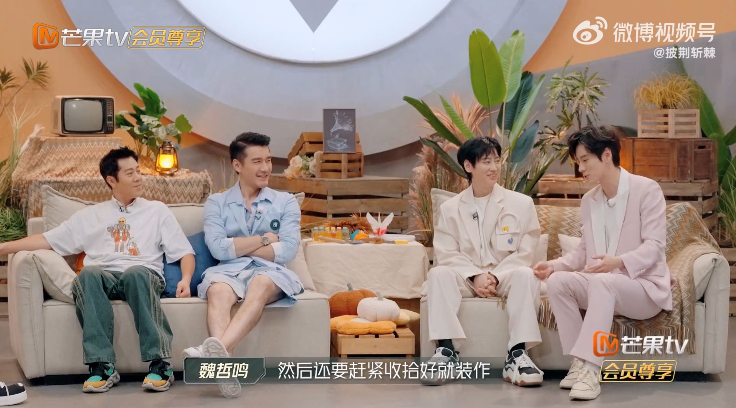 魏哲鸣食堂打饭故意耍帅❗结果遇湿地板脚滑摔倒🌟