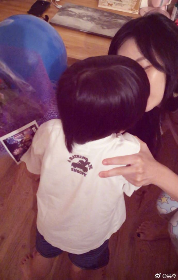 超难得晒老婆【正面亲吻照】吴尊告白man爆:想看她开心