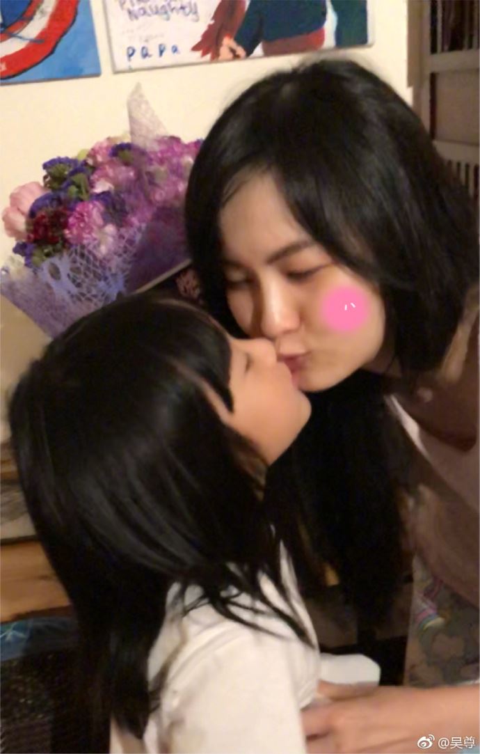 超难得晒老婆【正面亲吻照】吴尊告白man爆:想看她开心