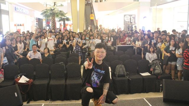 与粉丝大跳手势舞！萧秉治签唱会反应热烈