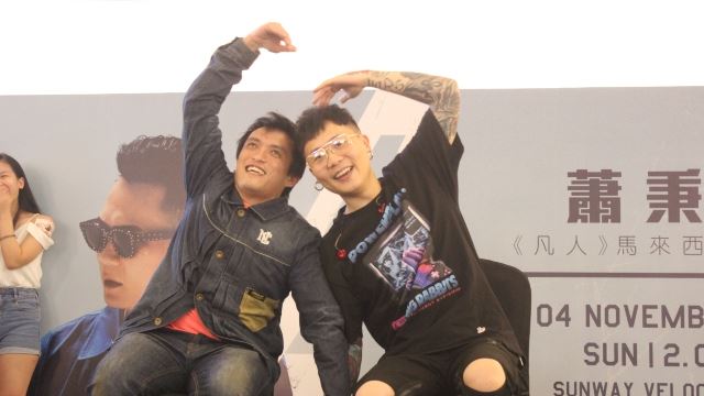 与粉丝大跳手势舞！萧秉治签唱会反应热烈