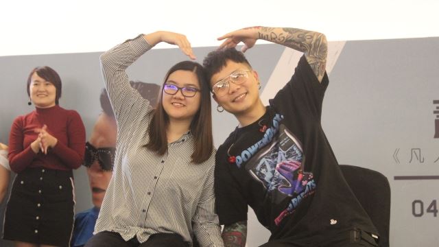 与粉丝大跳手势舞！萧秉治签唱会反应热烈