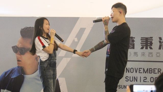 与粉丝大跳手势舞！萧秉治签唱会反应热烈