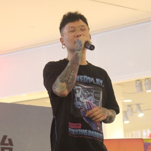 与粉丝大跳手势舞！萧秉治签唱会反应热烈