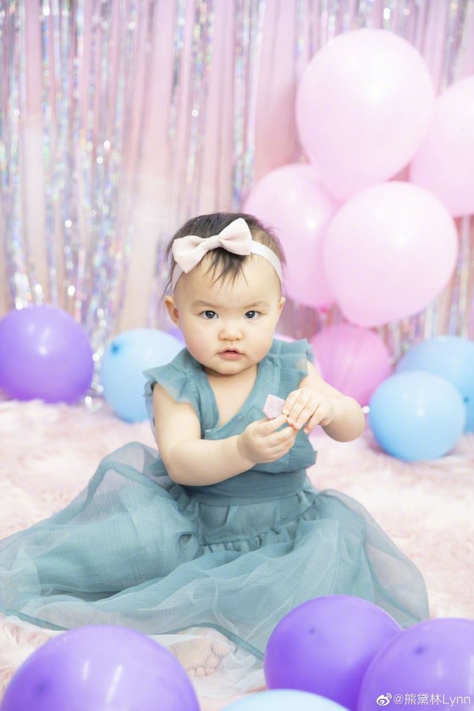 【多图】一岁了！熊黛林晒双胞胎女儿照！萌翻了