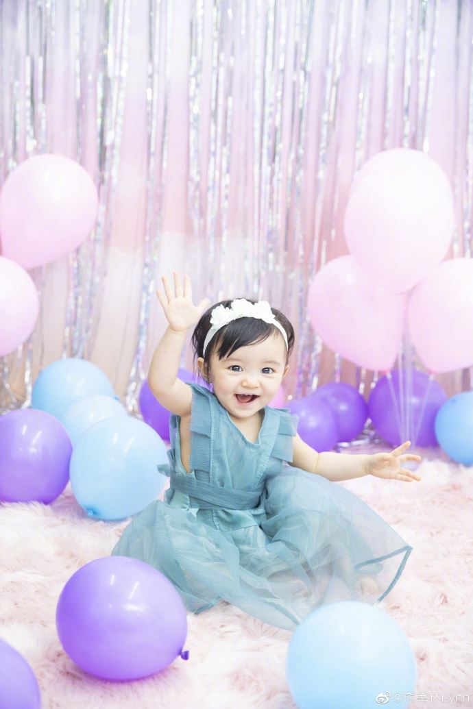 【多图】一岁了！熊黛林晒双胞胎女儿照！萌翻了