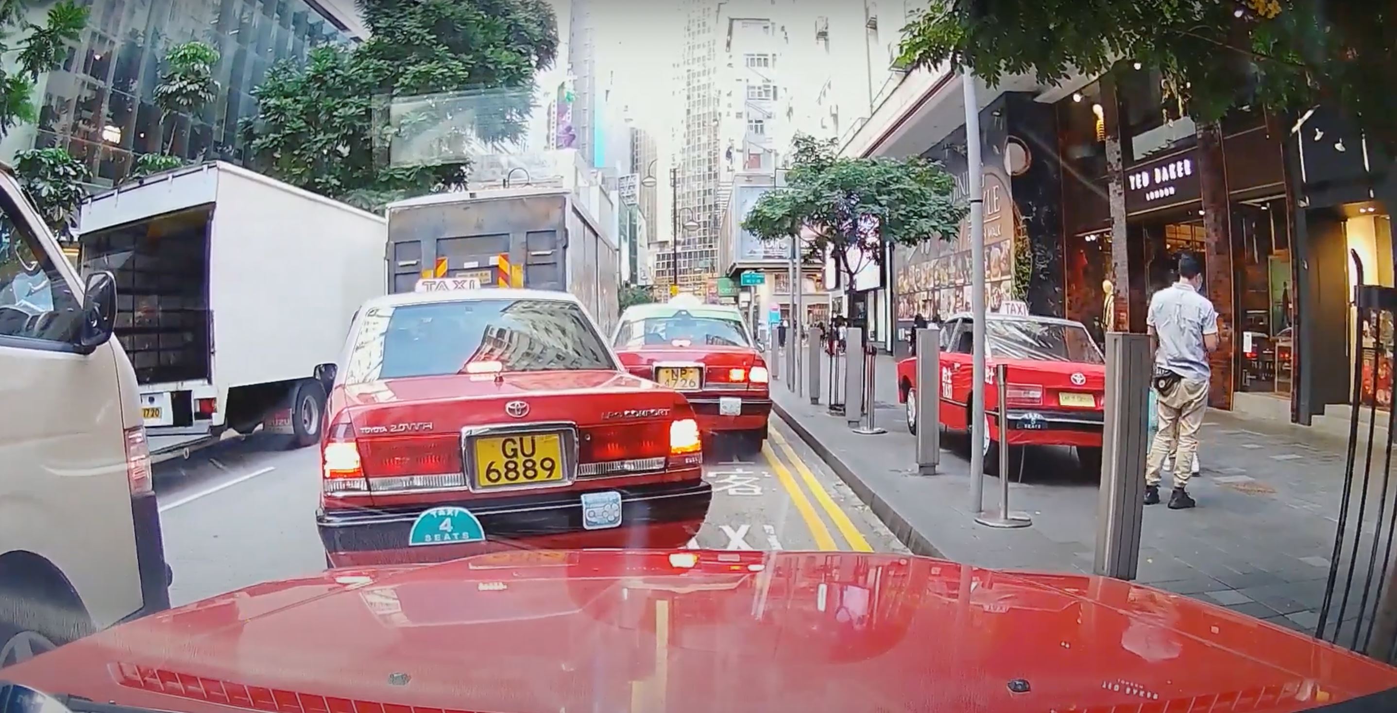 香港街道出现纸扎的士❗1比1还原大小🚕