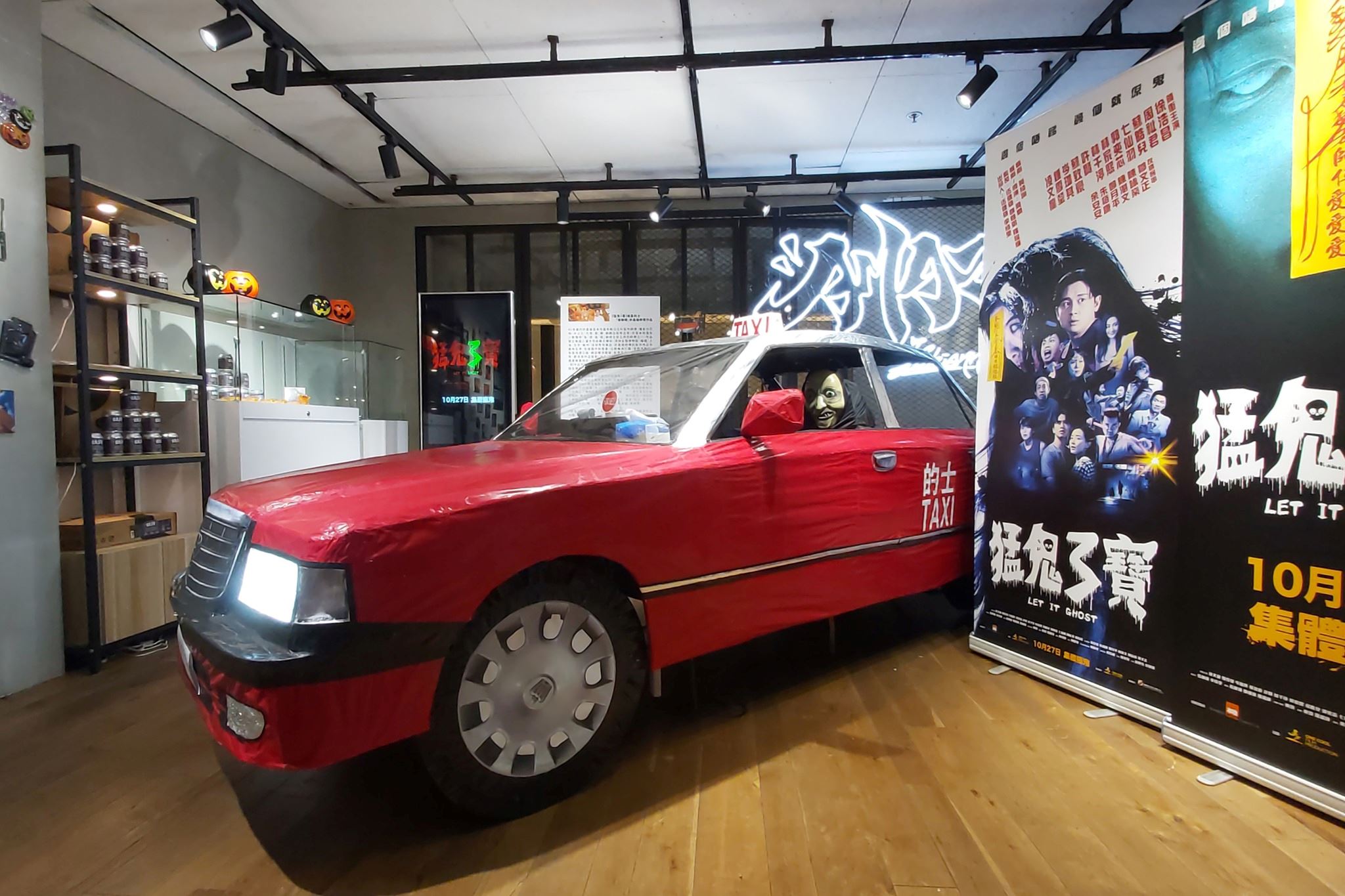 香港街道出现纸扎的士❗1比1还原大小🚕