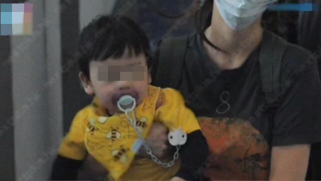 baby儿子小海绵正面照曝光！内双眼皮像足黄晓明