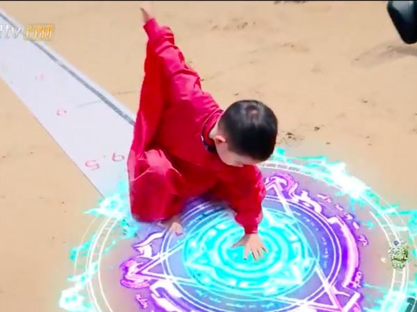 陈小春骄傲比赞!小小春玩游戏露「山鸡眼神」