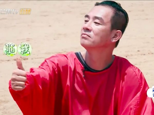 陈小春骄傲比赞!小小春玩游戏露「山鸡眼神」