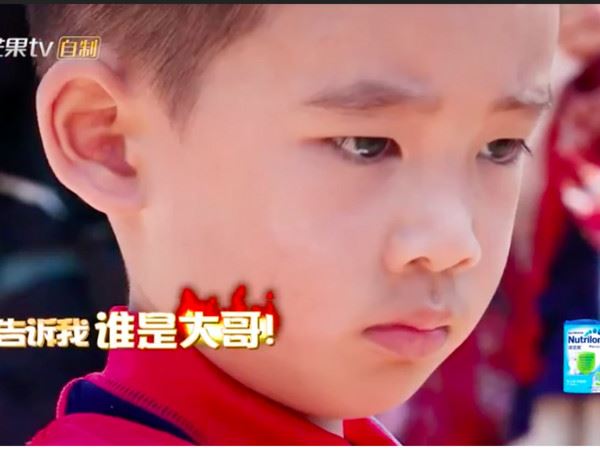 陈小春骄傲比赞!小小春玩游戏露「山鸡眼神」