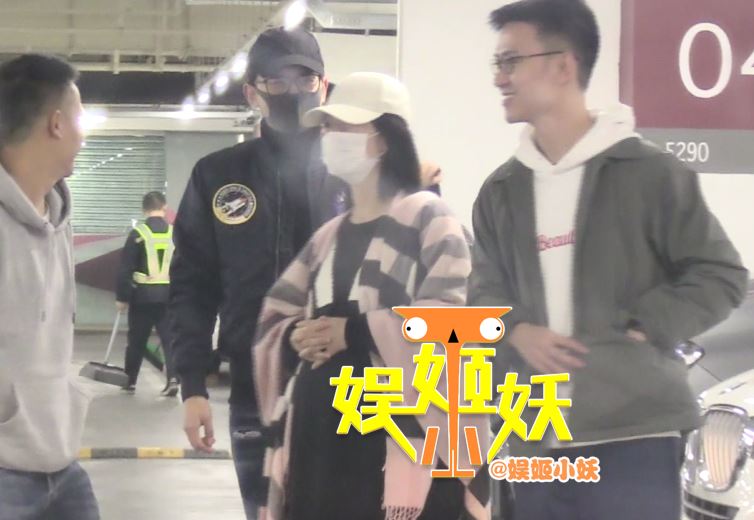 张杰贴身呵护！谢娜孕肚首曝光 已经好大啦