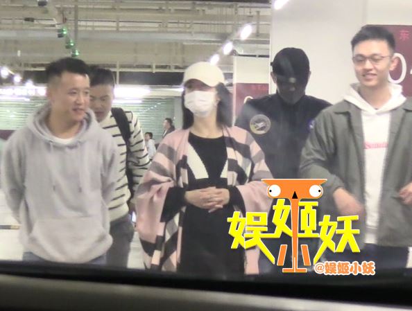 张杰贴身呵护！谢娜孕肚首曝光 已经好大啦