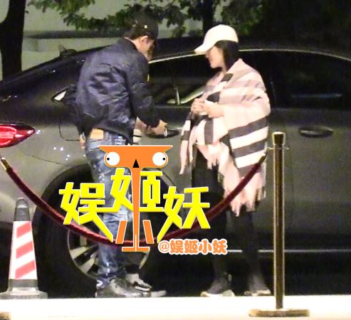 张杰贴身呵护！谢娜孕肚首曝光 已经好大啦