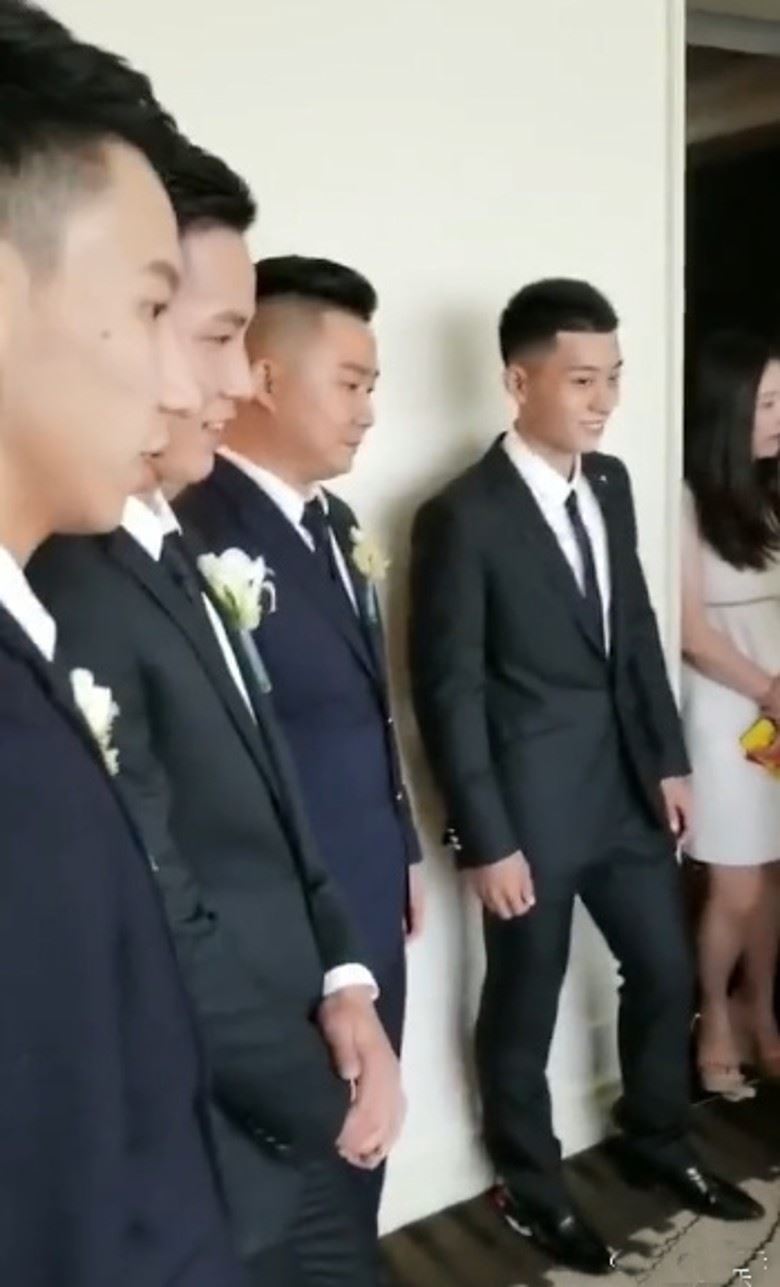张馨予婚礼现场曝光！老公跪下帮穿鞋冧爆